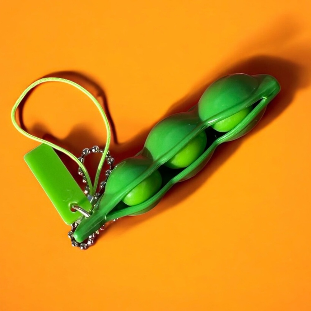 Cute Edamame Pea Pod Fidget Keychain – Stress Relief Toy for Anxiety kids adult - Picture 6 of 6